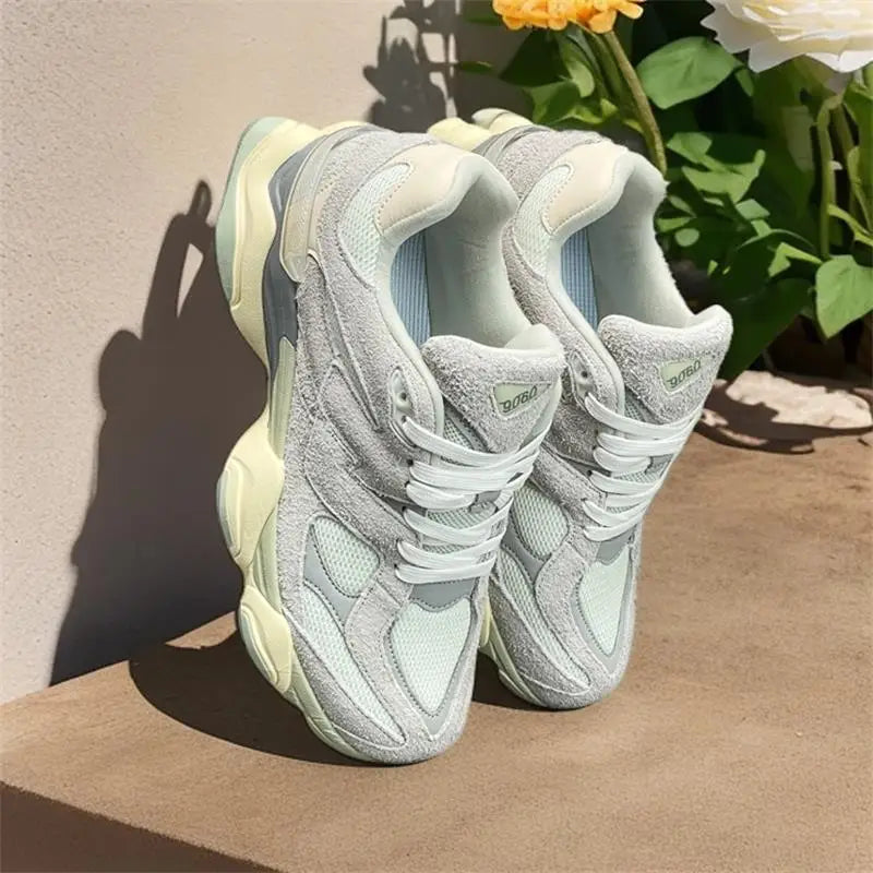 Fashionable and versatile, comfortable soft-soled casual sneakers for commuting to and from get off work