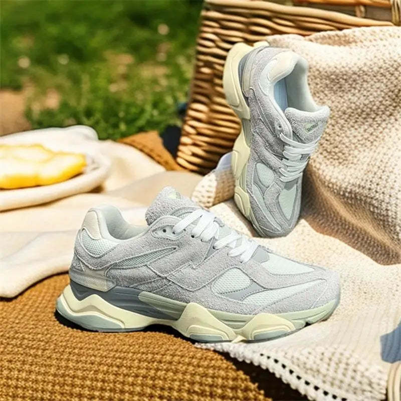 Fashionable and versatile, comfortable soft-soled casual sneakers for commuting to and from get off work