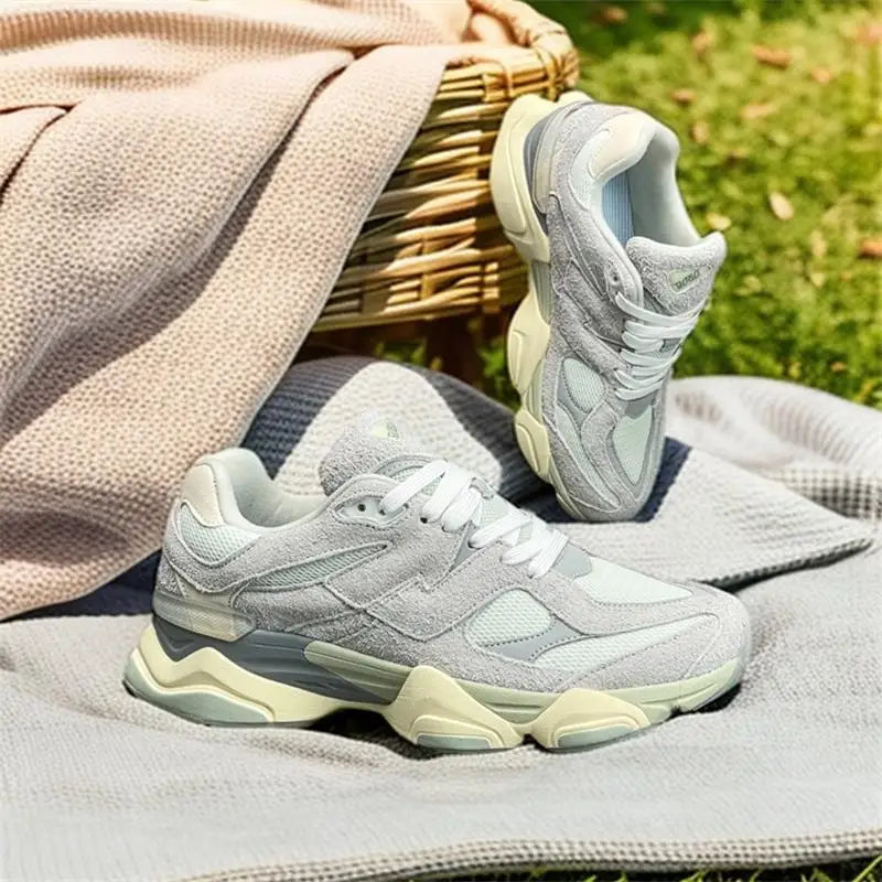 Fashionable and versatile, comfortable soft-soled casual sneakers for commuting to and from get off work