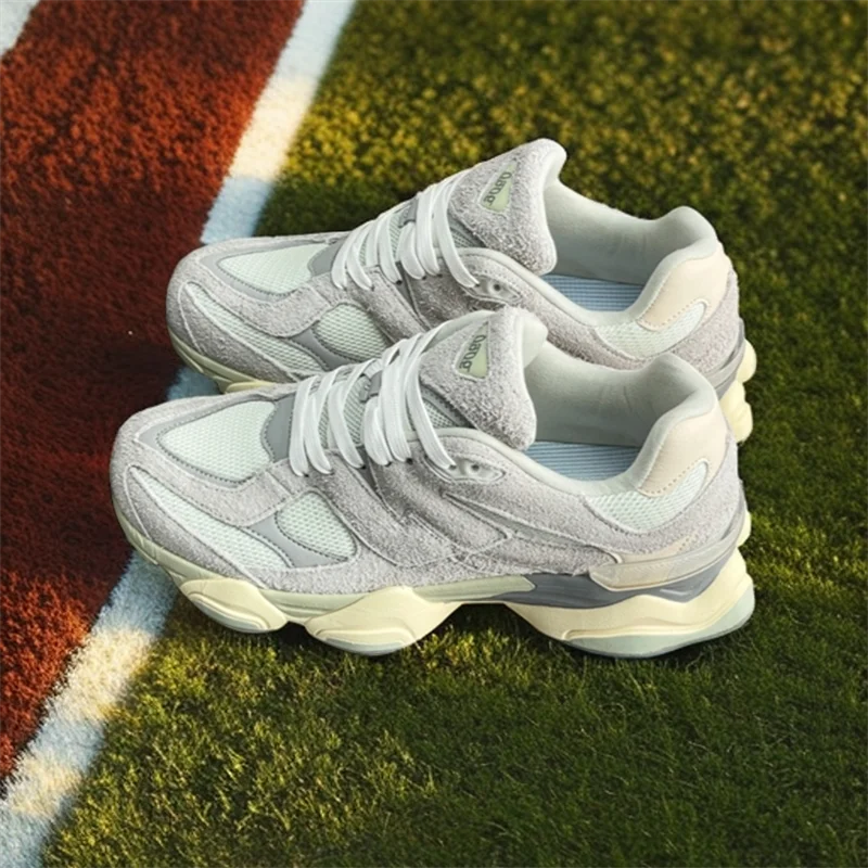 Fashionable and versatile, comfortable soft-soled casual sneakers for commuting to and from get off work