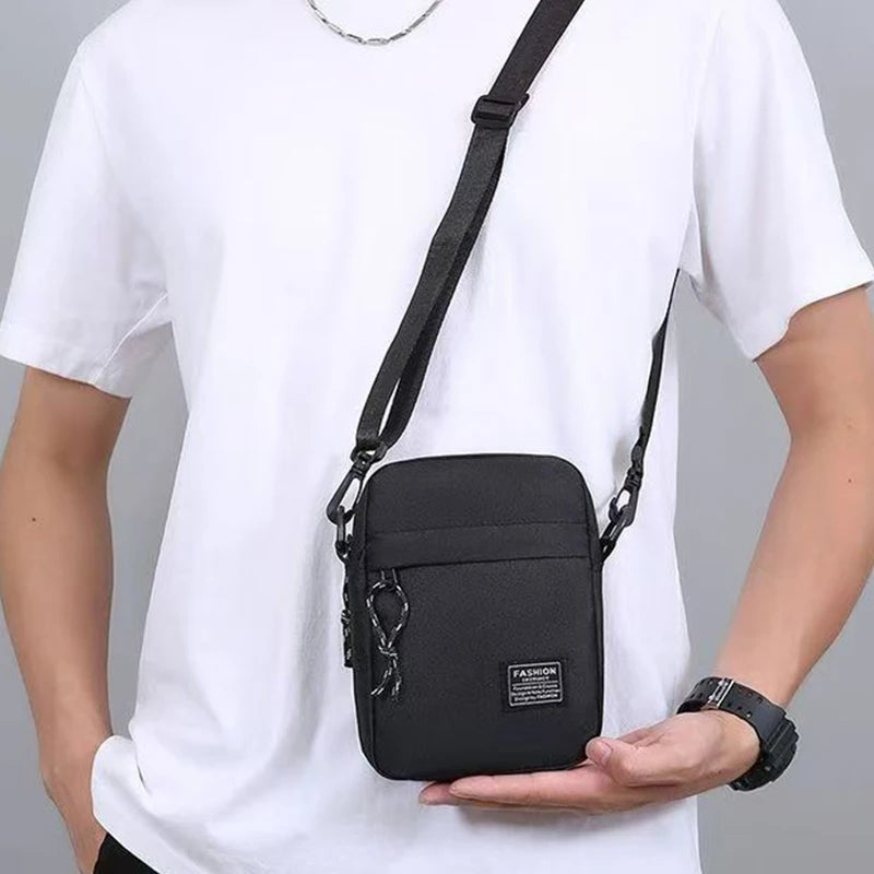 Men's bag, available in single shoulder or cross-body design, suitable for daily use during school. Made of nylon material.