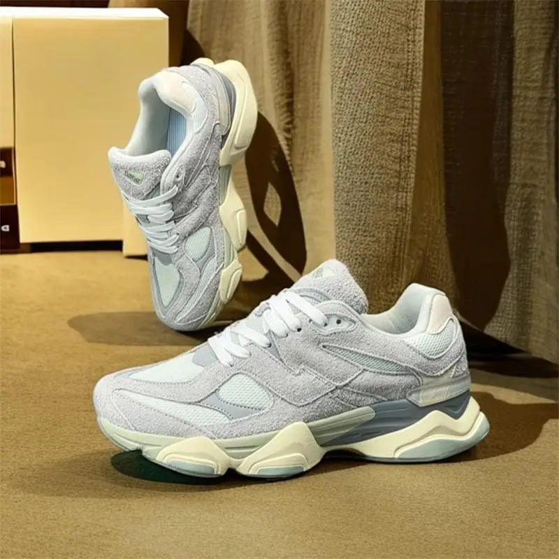 Fashionable and versatile, comfortable soft-soled casual sneakers for commuting to and from get off work